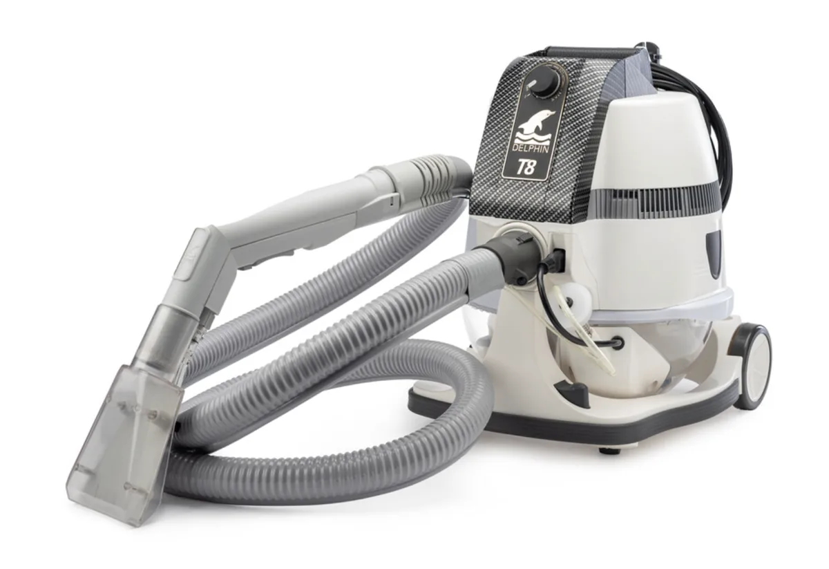 DELPHIN T8 mit Flipper Nassreiniger-Aufsatz