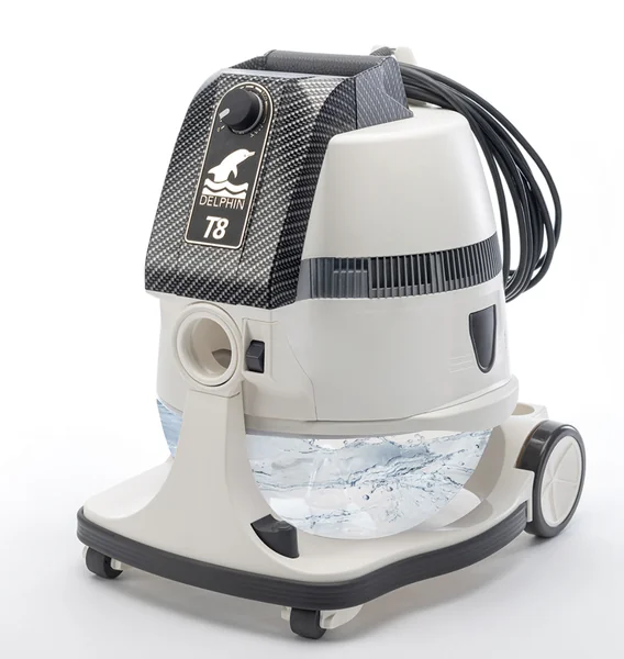DELPHIN T8 mit klarem Wasser vor dem Saugen